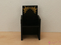 Czarne krzesło z ornamentami
