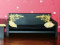 Czarna sofa dla lalek ze złotymi ornamentami